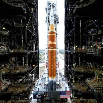 Škoda tyhle fotky minout: tenis a haute couture, pozor „Čelisti“ a ledový mráz