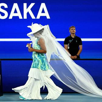 Škoda tyhle fotky minout: tenis a haute couture, pozor „Čelisti“ a ledový mráz