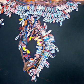 Škoda tyhle fotky minout: tenis a haute couture, pozor „Čelisti“ a ledový mráz