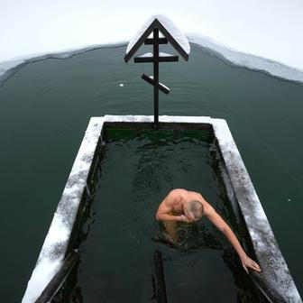 Škoda tyhle fotky minout: tenis a haute couture, pozor „Čelisti“ a ledový mráz