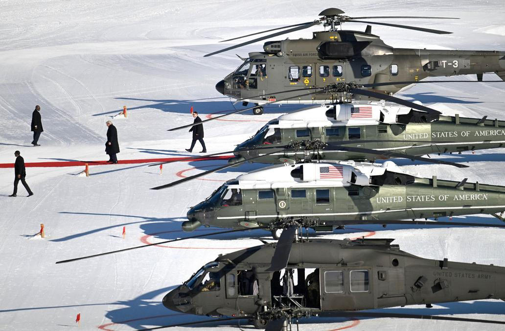 Škoda tyhle fotky minout: tenis a haute couture, pozor „Čelisti“ a ledový mráz