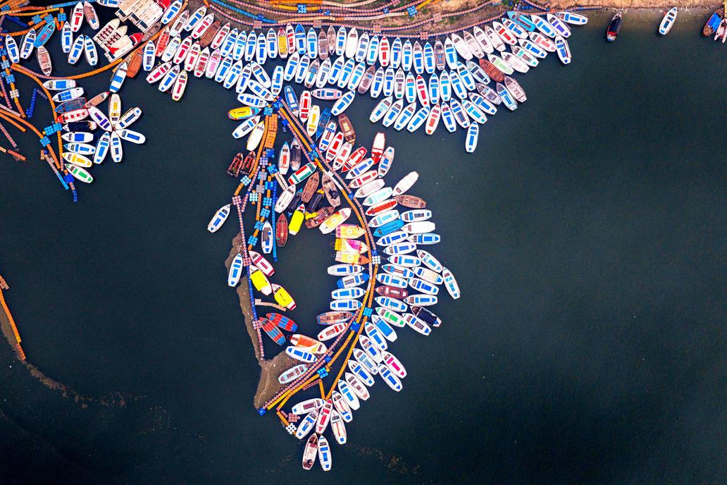 Škoda tyhle fotky minout: tenis a haute couture, pozor „Čelisti“ a ledový mráz