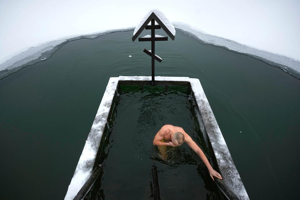 Škoda tyhle fotky minout: tenis a haute couture, pozor „Čelisti“ a ledový mráz