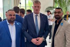 Když se loni na podzim objevily starší rasistické příspěvky Filipa Turka z internetu, na jeho obranu se postavila Západočeská asociace romských podnikatelů. Jde o projekt Josefa Dunky (vlevo), jeho bratra Jiřího (vpravo) a jejich rodičů.