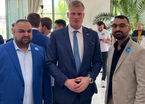 Když se loni na podzim objevily starší rasistické příspěvky Filipa Turka z internetu, na jeho obranu se postavila Západočeská asociace romských podnikatelů. Jde o projekt Josefa Dunky (vlevo), jeho bratra Jiřího (vpravo) a jejich rodičů.