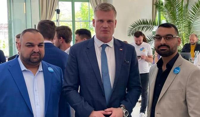 Když se loni na podzim objevily starší rasistické příspěvky Filipa Turka z internetu, na jeho obranu se postavila Západočeská asociace romských podnikatelů. Jde o projekt Josefa Dunky (vlevo), jeho bratra Jiřího (vpravo) a jejich rodičů.