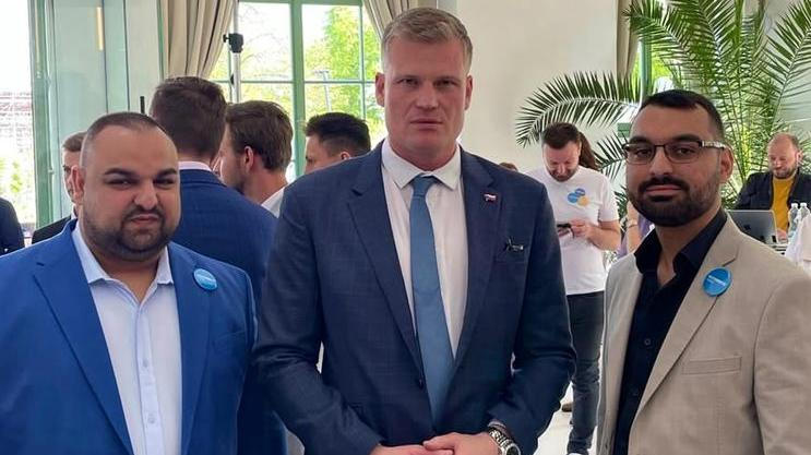 Když se loni na podzim objevily starší rasistické příspěvky Filipa Turka z internetu, na jeho obranu se postavila Západočeská asociace romských podnikatelů. Jde o projekt Josefa Dunky (vlevo), jeho bratra Jiřího (vpravo) a jejich rodičů.