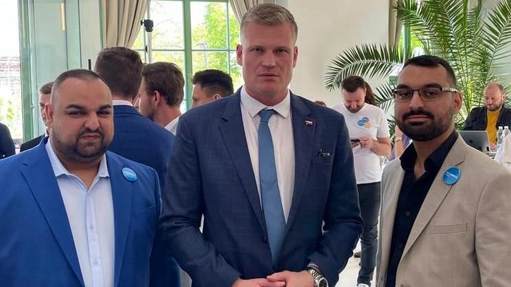 Když se loni na podzim objevily starší rasistické příspěvky Filipa Turka z internetu, na jeho obranu se postavila Západočeská asociace romských podnikatelů. Jde o projekt Josefa Dunky (vlevo), jeho bratra Jiřího (vpravo) a jejich rodičů.