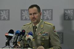 Náčelník generálního štábu Karel Řehka hovoří na briefingu po návratu ze summitu EU; 23. ledna 2026, Praha.