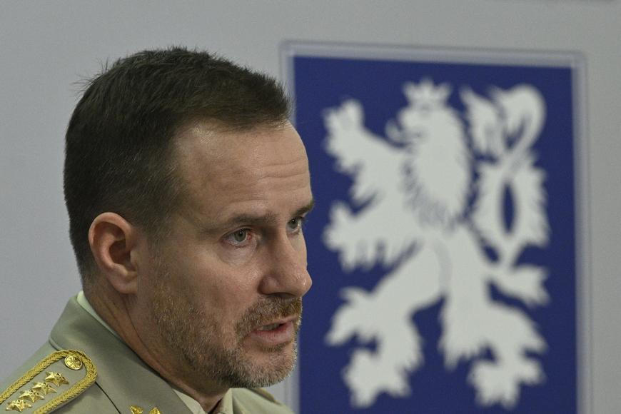 „Je to výsostně politické rozhodnutí." Armáda měla stíhačky pro Ukrajinu připravené