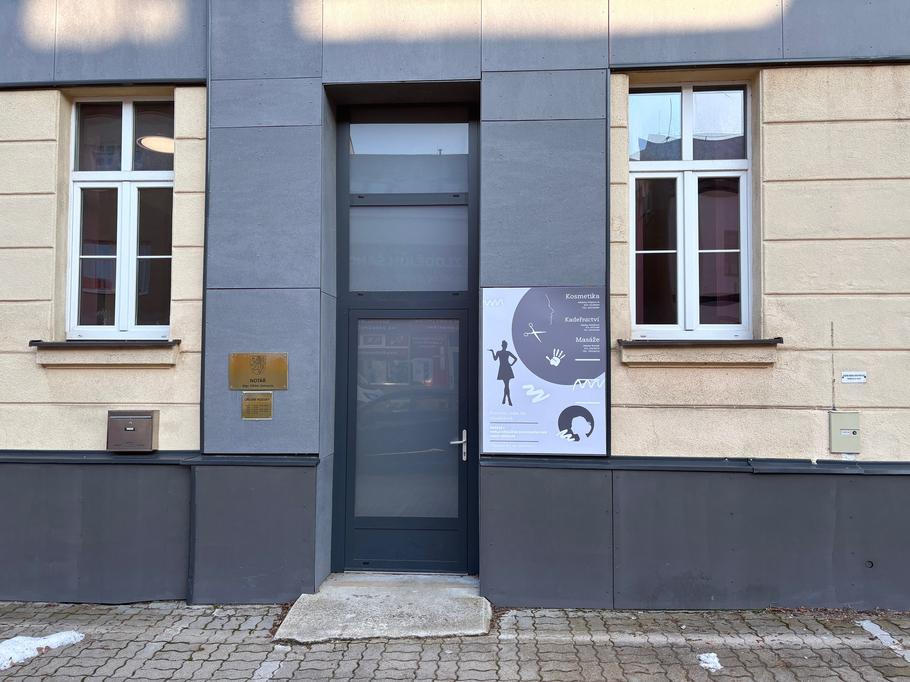 Vchod do domu na sokolovské ulici Karla Havlíčka Borovského, kde by měla mít Oulehlová poslaneckou kancelář. Nemá.