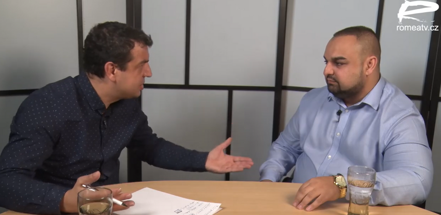 Josef Dunka se Richardu Samkovi (vlevo) na jaře 2023 pochlubil, že získal bakalářský titul a komunikuje s Andrejem Babišem.