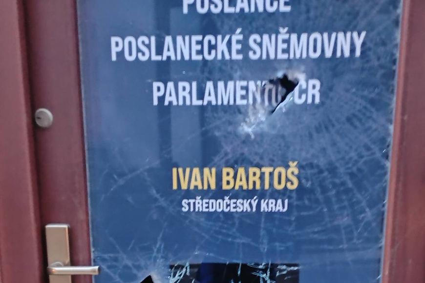 Neznámý útočník poškodil sekyrou Bartošovu kancelář v Kutné Hoře, nechal mu výhrůžný vzkaz