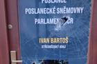 Poškozené vstupní dveře kanceláře Ivana Bartoše v Kutné Hoře.