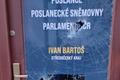Poškozené vstupní dveře kanceláře Ivana Bartoše v Kutné Hoře.