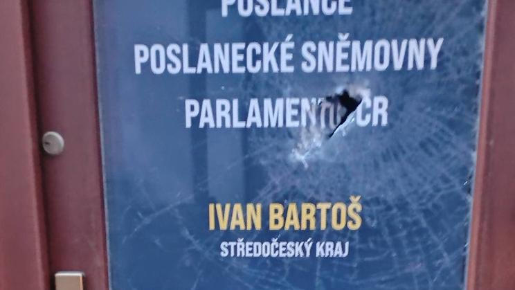 Poškozené vstupní dveře kanceláře Ivana Bartoše v Kutné Hoře.