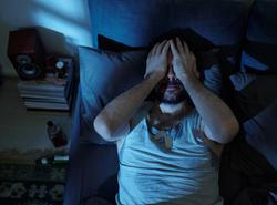 Neurovědec Andrew Huberman popsal jednoduchou techniku s dýcháním a pohybem očí, která podle něj dokáže během pár minut uklidnit mozek a pomoci znovu usnout.