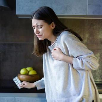 Infarkt se u žen často nehlásí typickou bolestí na hrudi. Místo toho přichází nenápadné varovné signály jako silná únava, nevolnost, dušnost nebo bolest zad a čelisti, které bývají snadno přehlédnutelné.