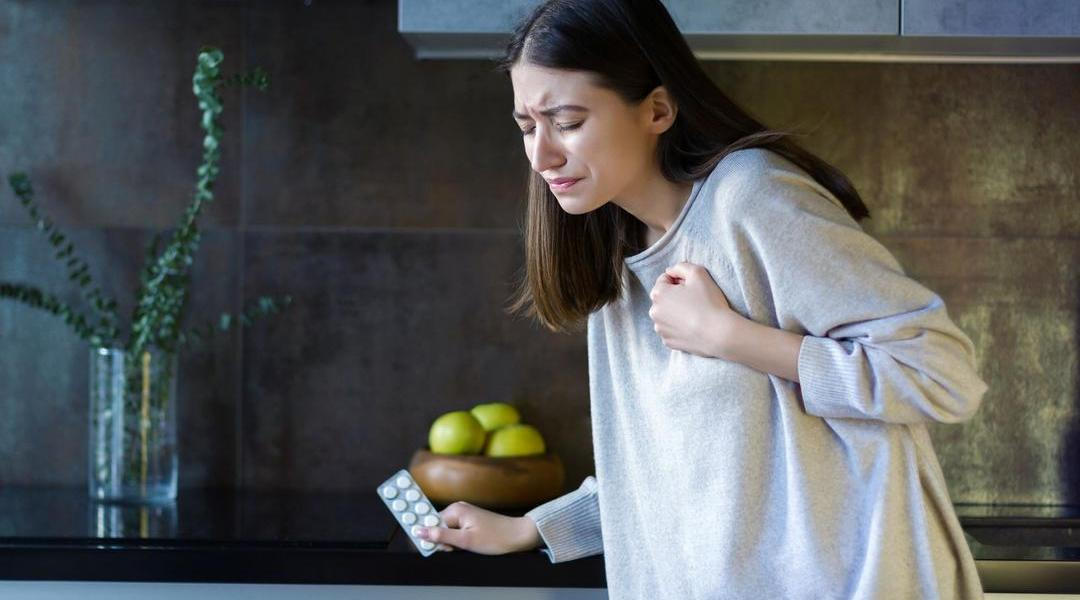 Infarkt se u žen často nehlásí typickou bolestí na hrudi. Místo toho přichází nenápadné varovné signály jako silná únava, nevolnost, dušnost nebo bolest zad a čelisti, které bývají snadno přehlédnutelné.