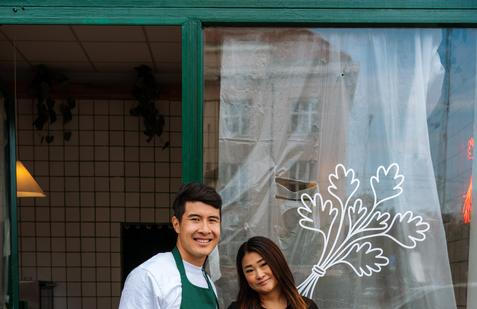 Na třídě Svobody v Olomouci je místo, u kterého se každý druhý zastaví. Ne proto, že by musel. Ale proto, že chce vědět, co podnik s dráždivým názvem "Koriandr." vlastně nabízí. Je to kavárna? Bistro? Vtip? Provokace? Majitelé potvrzují, že to byl kapku záměr - a funguje to. Podnik budí zvědavost ještě dřív, než otevřete dveře, a když tu něco ochutnáte, už vás nepustí.