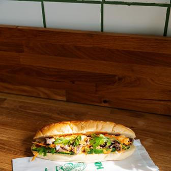 „Při vymýšlení menu jsem se na chvíli vrátila do dětství a je to pro mě menší splněný sen,“ říká. Ve Vietnamu, kde vyrůstala, jedla Bánh mì každý den. A nostalgie se dnes proměnila v něco výjimečného, co si může plnými doušky vychutnávat celá Olomouc.
