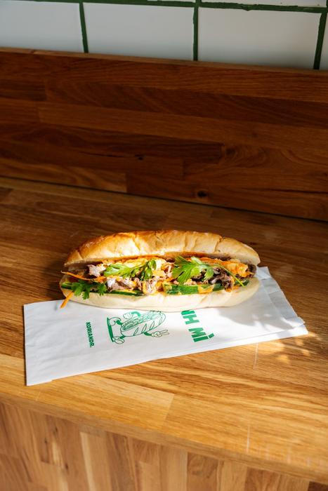 „Při vymýšlení menu jsem se na chvíli vrátila do dětství a je to pro mě menší splněný sen,“ říká. Ve Vietnamu, kde vyrůstala, jedla Bánh mì každý den. A nostalgie se dnes proměnila v něco výjimečného, co si může plnými doušky vychutnávat celá Olomouc.