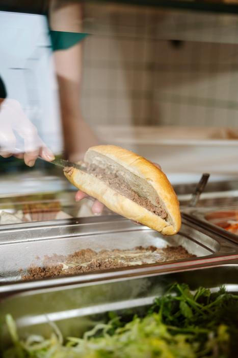 Právě vietnamské bagety v bistru vedou. Majitelé je vybrali i proto, že nejblíž si na nich zájemci pochutnají až v Praze. A také proto, že nechtěli dělat to, co dělají všichni. „Vietnamské bagetky máme moc rádi. Chtěli jsme zariskovat a otevřít podnik zaměřený primárně na bánh mì,“ vysvětlují.