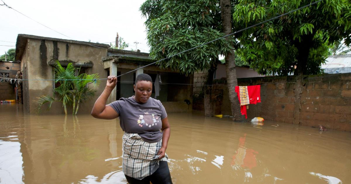 Zabíjí voda i krokodýli. Nebezpeční plazi se při povodni dostali až k domům