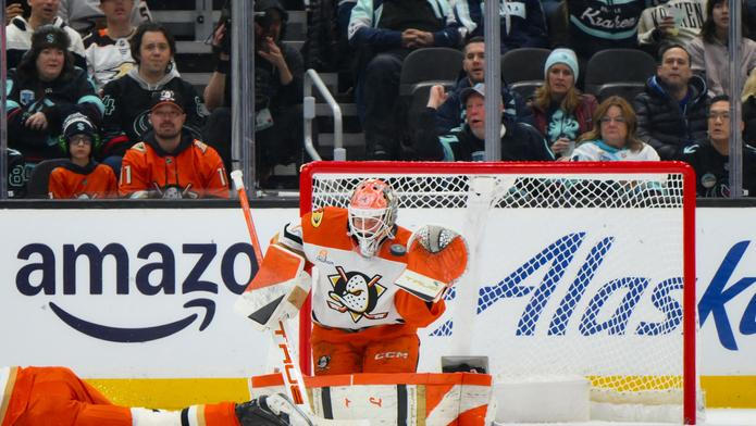 Brankář Anaheimu Lukáš Dostál