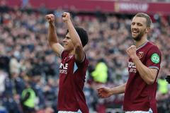 Mateus Fernandes a Tomáš Souček slaví gól West Hamu