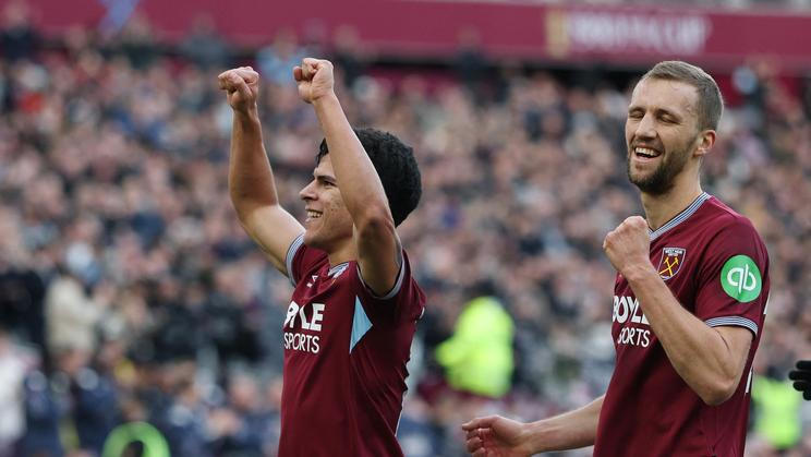 Mateus Fernandes a Tomáš Souček slaví gól West Hamu