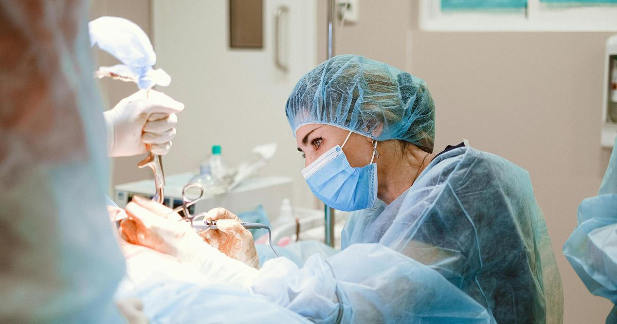 Kde se dlouho stoná a hrozí komplikace? Pacient brzy pozná, které nemocnice selhávají