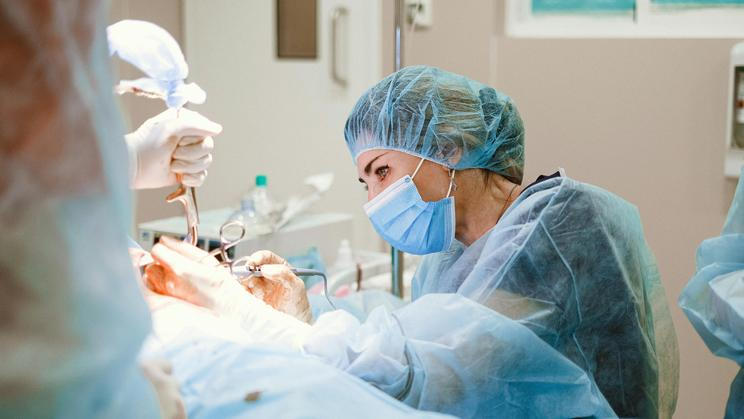 V nedávném šetření Kanceláře zdravotního pojištění vyplynuly obrovské rozdíly v kvalitě vykazované péče. Vyšlo rovněž najevo, že nemocnice každoročně nahlásí až 5,5 tisíce pooperačních sepsí – tedy otrav krve.