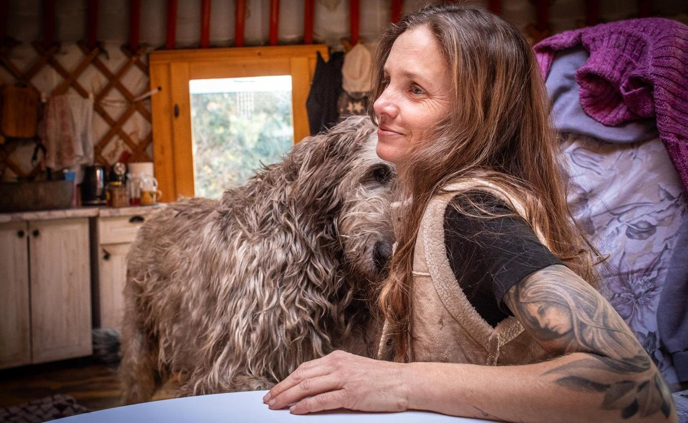 Jana Taasante opustila město a rozjeté podnikání, přestěhovala se do jurty a zasvětila svůj život péči o psí seniory.