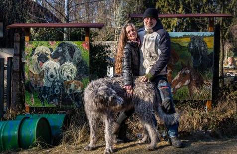 Jana Taasante se svým partnerem pečuje o jednadvacet psů.