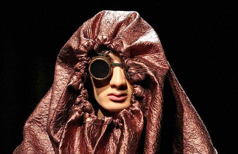 Škoda tyhle fotky minout: tenis a haute couture, pozor „Čelisti“ a ledový mráz