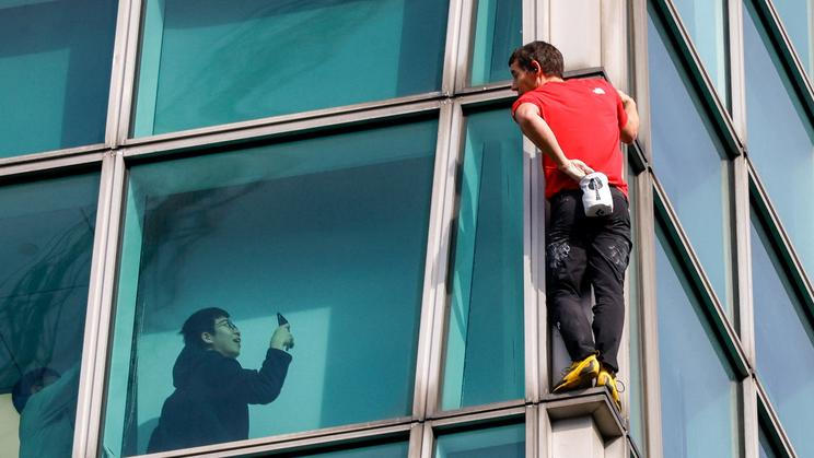 Americký horolezec Alex Honnold volným výstupem, tedy bez lana a jištění, zdolal jednu z nejvyšších budov světa, přes 500 metrů vysoký mrakodrap Tchaj-pej 101.