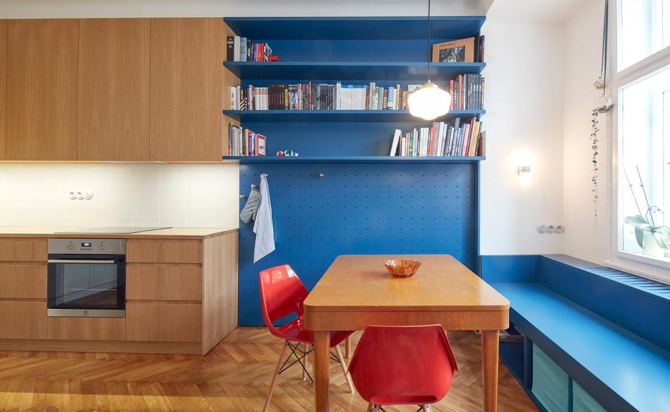 Nadčasový, harmonický a osobitý byt na Letné působí naprosto přirozeně.