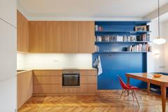 V činžovním domě na pražské Letné vznikl byt, který dokazuje, že skutečný luxus nespočívá v okázalosti, ale v citu pro detail – a že velká změna jde provést i bez bourání. 