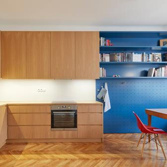 V činžovním domě na pražské Letné vznikl byt, který dokazuje, že skutečný luxus nespočívá v okázalosti, ale v citu pro detail – a že velká změna jde provést i bez bourání. 