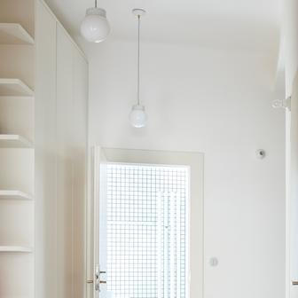 Zrekonstruovaný byt se nachází v činžovním domě z počátku 20. století, v lokalitě, která je dlouhodobě symbolem moderního městského životního stylu. 