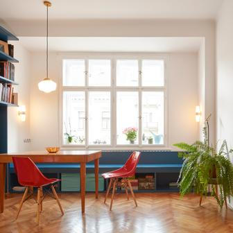 Investoři si přáli zachování původního dispozičního členění bytu – pro některé architekty minus, pro jiné zajímavá výzva. Místo bourání a radikálních změn se tak tvůrci proměny zaměřili na jemné úpravy a chytré využití prostoru. 