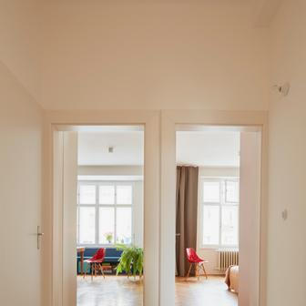 Výsledkem je byt 3+kk, který působí přirozeně, funkčně a nepodléhá krátkodobým trendům. Právě nenucenost a práce s měřítkem se staly klíčem k návrhu, jenž nechává vyniknout charakter samotného bytu.