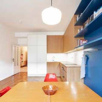 Celým interiérem pak prostupuje promyšlená koláž tradičních materiálů. Dubové parkety kladené do stromku odkazují na dobu vzniku domu, cementová dlažba vyrobená na míru zase dodává prostoru výraznou, ale kultivovanou identitu. 