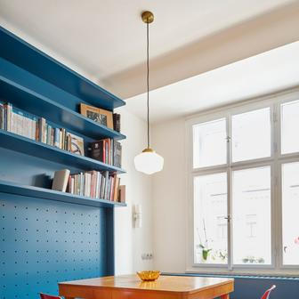 Dominantní lavice u okna pak přirozeně propojuje jednotlivé zóny a zároveň skrývá topení. A modulární knihovna umožňuje variabilní uspořádání, zatímco historizující svítidla a osobní doplňky investorů vytvářejí útulnou, neokázalou atmosféru.