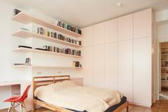 A co ložnice? Ta je orientovaná do ulice a nachází se v ní dostatek světla a klidu. A vestavný nábytek v jemných tónech doplňuje světle růžová barva, která nenápadně odkazuje na dlažbu ve vstupní hale. 

Součástí místnosti je také praktický pracovní kout, jenž nenarušuje harmonii prostoru, naopak potvrzuje, že estetika a funkčnost mohou jít ruku v ruce.