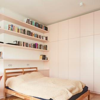 A co ložnice? Ta je orientovaná do ulice a nachází se v ní dostatek světla a klidu. A vestavný nábytek v jemných tónech doplňuje světle růžová barva, která nenápadně odkazuje na dlažbu ve vstupní hale. 

Součástí místnosti je také praktický pracovní kout, jenž nenarušuje harmonii prostoru, naopak potvrzuje, že estetika a funkčnost mohou jít ruku v ruce.