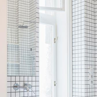 Předělaný prostor ukazuje, že kvalitní rekonstrukce nemusí znamenat kompletní proměnu od základů. Stačí citlivě pracovat s tím, co už prostor nabízí – třeba s materiály a světlem. 