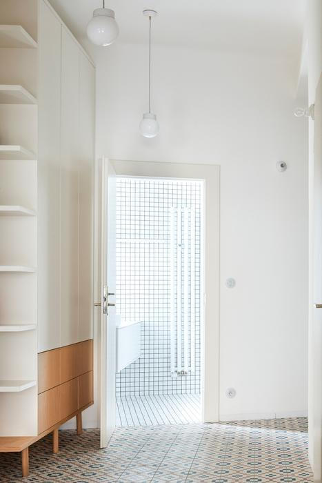 Zrekonstruovaný byt se nachází v činžovním domě z počátku 20. století, v lokalitě, která je dlouhodobě symbolem moderního městského životního stylu. 