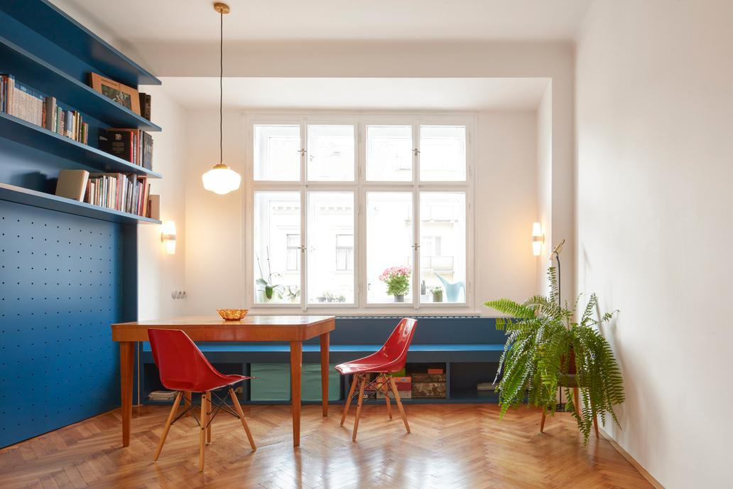 Investoři si přáli zachování původního dispozičního členění bytu – pro některé architekty minus, pro jiné zajímavá výzva. Místo bourání a radikálních změn se tak tvůrci proměny zaměřili na jemné úpravy a chytré využití prostoru. 